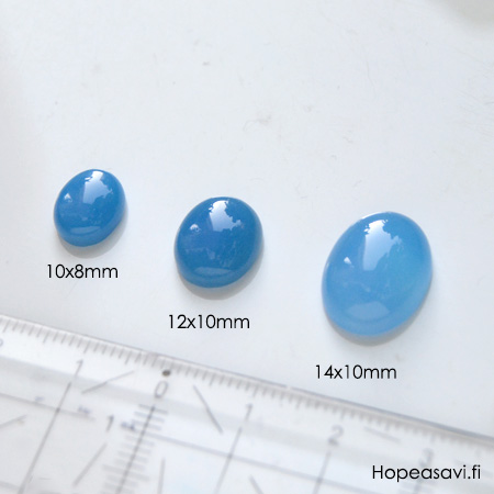 Akaatti, sininen (v�rj�tty) kapussi, soikea 16x12mm, 1 kpl huom. v�rin tummuus vaihtelee *Rajoitettu er�*