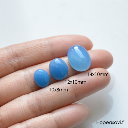 Akaatti, sininen (v�rj�tty) kapussi, soikea 16x12mm, 1 kpl huom. v�rin tummuus vaihtelee *Rajoitettu er�*