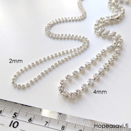 S�ihkyv� koruosa, lasia, 4mm, tasainen tausta, kuppimaisissa istukoissa jotka ovat ketjussa, mittapala 49 cm, noin 77 osaa