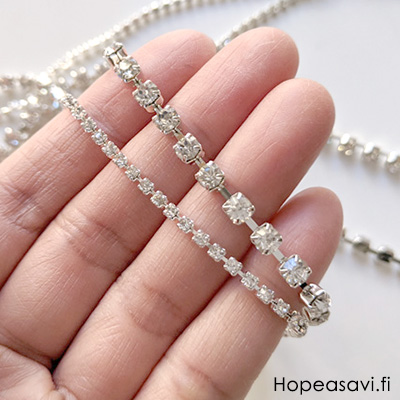 S�ihkyv� koruosa, lasia, 4mm, tasainen tausta, kuppimaisissa istukoissa jotka ovat ketjussa, mittapala 49 cm, noin 77 osaa