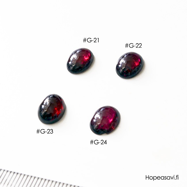 Granaatti (Garnetti), py�r�hiottu kapussi, soikea 10x8 paksuus noin 2.6mm, kuvassa #22, kaunis l�mmin v�ri, 1kpl