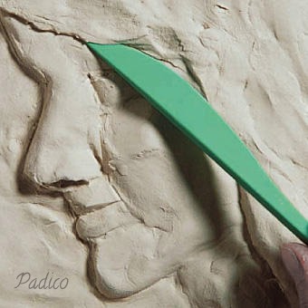  *Uutuus* Lastasetti muotoiluun, teksturointiin ja leikkaukseen, 3 kaksip�ist� muoviastaa, pituus 16cm