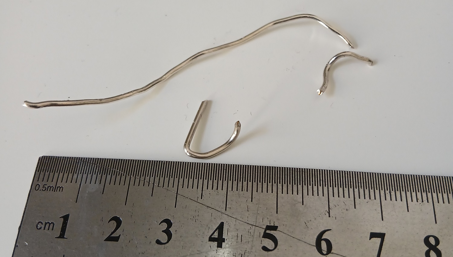  *Poistomyynti - huom 3 p�tk��, mutkilla* Hopealanka 925, PUOLIKOVA, 1.3mm, noin 2x 2cm + 8cm (yhteens� noin 12cm/ 1.5gr) 