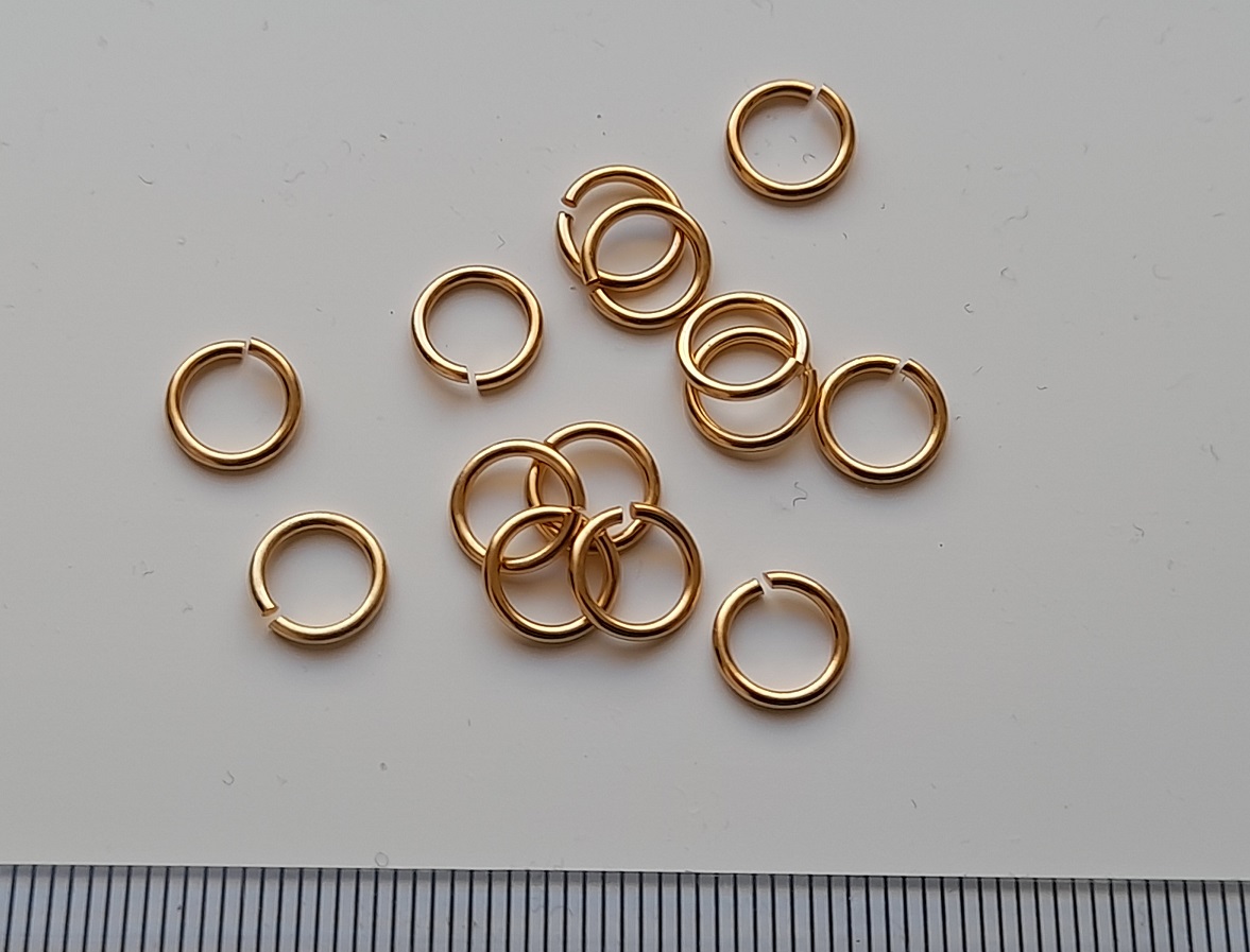    *Sesonkitarjous* V�lirengas, messinki, py�re� 5.6mm (ulkomitta) langan paksuus 0.8mm, kullan keltainen, 50 kpl