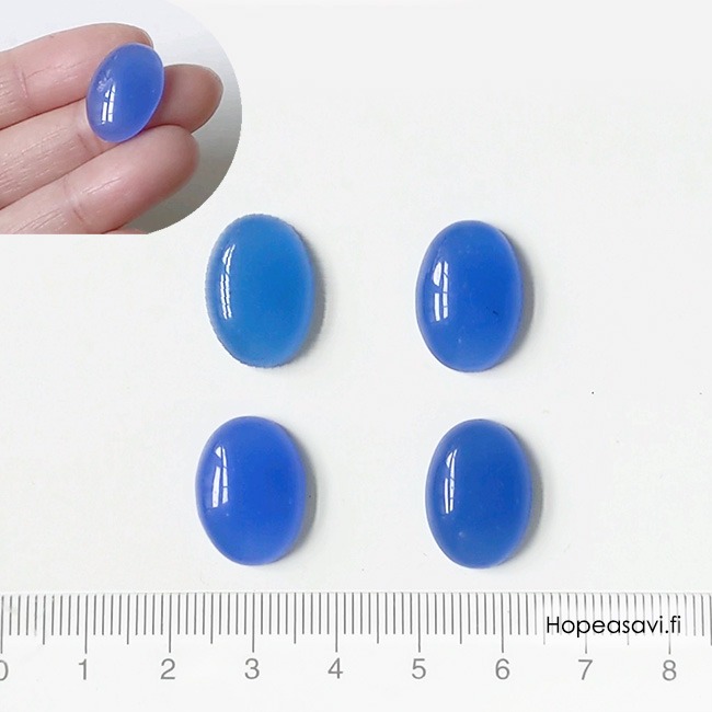 Akaatti, sininen (v�rj�tty) kapussi, soikea 18x13mm, 1 kpl huom. tummuus vaihtelee/pieni� tummia kiteit� *Er� - vain muutama saatavilla*