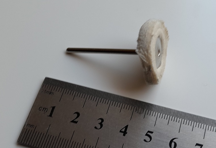  *Siivousmyynti - studion k�ytt�m�t�n mallikappale* Kiillotuslaikka, synteettinen s��misk�, halkaisija 2.4cm, varren paksuus 2.3mm 1 kpl