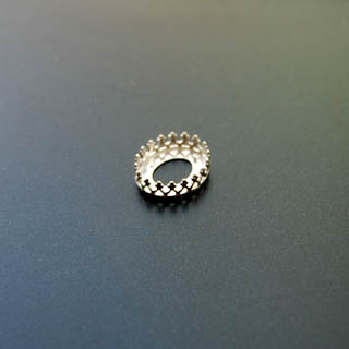   *Er* Istukka, hopea 925, soikea, 14x10mm, koristeellinen kruunureuna