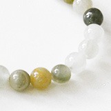   *Uutuus* Kivihelmi, Jaspisi, vihre� ja kuultava, koko 4-5mm, noin 90 kpl (35cm)