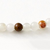   *Uutuus* Kivihelmi, Italialainen marmori, kuultava, mukana muutama tummempi helmi, koko 4-5mm, noin 90 kpl (35cm)