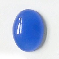 Akaatti, sininen (v�rj�tty) kapussi, soikea 18x13mm, 1 kpl huom. tummuus vaihtelee/pieni� tummia kiteit� *Er� - vain muutama saatavilla*