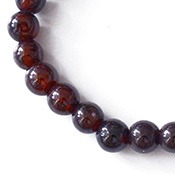 Kivihelmi, Granaatti (Garnetti), keskitumma helmi� noin 5-6mm, noin 35 kpl, elastinen nauha (esim. rannekoru)