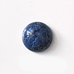 Lapis (Tumman sininen), kapussi, py�re�, 10mm, kuvassa LL-24, uniikki kivi, 1 kpl
